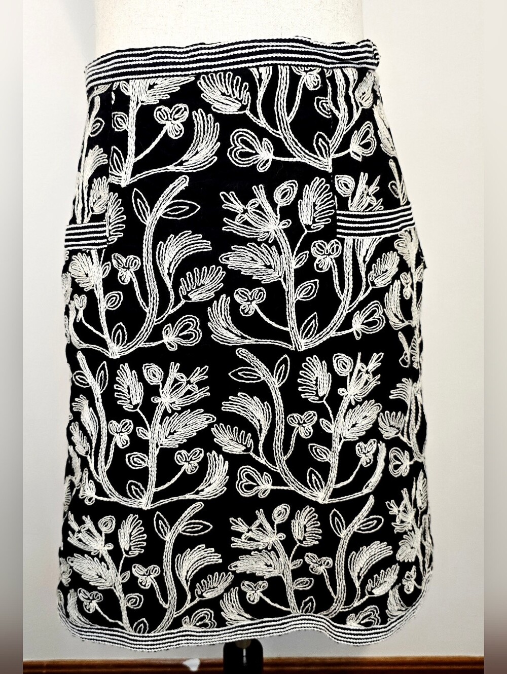 MAX STUDIO Black White Embroidered Floral Pencil Skirt Cotton Boho Cottagecore